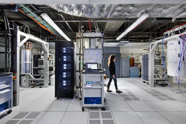 2 位于纽约的IBM量子计算中心将量子计算机放在大型低温容器中，这些容器被冷却到绝对零度以上。.jpg
