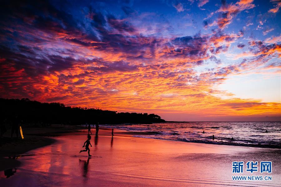今年4月22日是第50个世界地球日。作为人类美丽的家园，孕育万物的母亲，地球的每一处风景，每一个瞬间都使人惊叹、眷恋。图为在美国夏威夷州夏威夷大岛科纳附近拍摄的日落时分的火烧云和海滩。 新华社记者朱炜摄