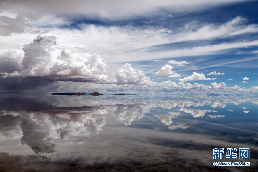 在玻利维亚乌尤尼盐沼拍摄的“天空之镜”。 新华社记者李明摄