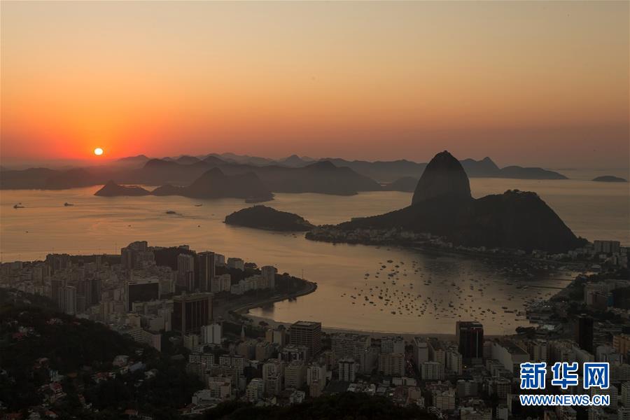 在巴西里约热内卢拍摄的日出时分的瓜纳巴拉湾和面包山。 新华社记者徐子鉴摄
