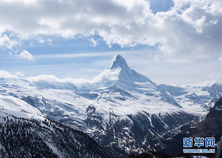 在瑞士采尔马特小镇拍摄的马特宏峰。 新华社记者徐金泉摄