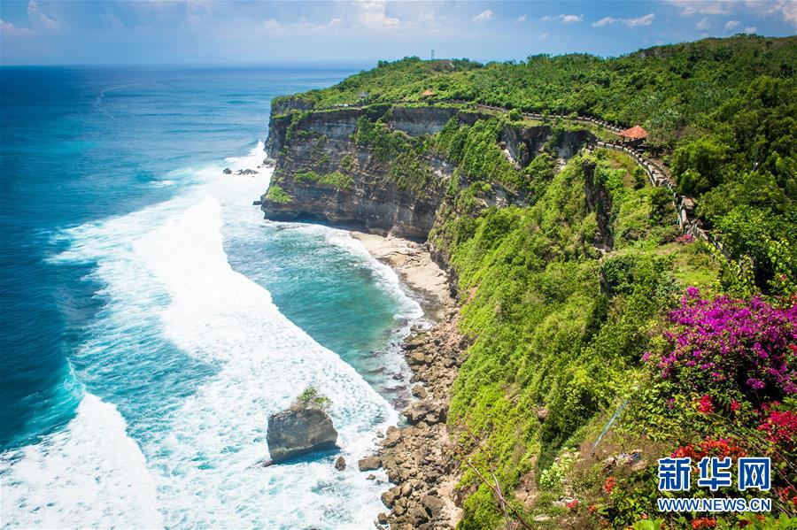 在印度尼西亚巴厘岛拍摄的情人崖。 新华社记者杜宇摄