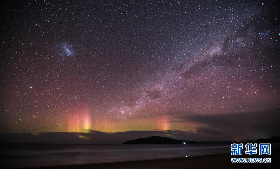 在澳大利亚塔斯马尼亚州霍巴特，夜空的星斗和极光交相辉映。 新华社发（朱宏业摄）