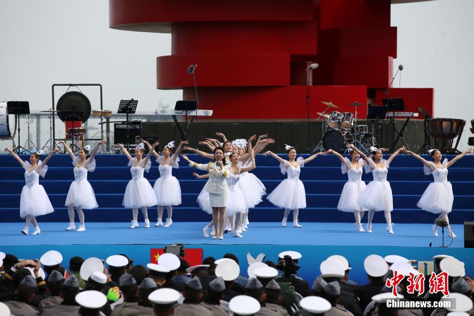 4月22日，中外海军联合军乐展示现场。 胡耀杰 摄 图片来源：中新网