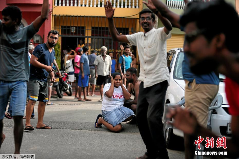 斯里兰卡科伦坡居住在昨天受袭教堂附近的民众正在撤离新发现的爆炸装置所在地。 图片来源：中新网