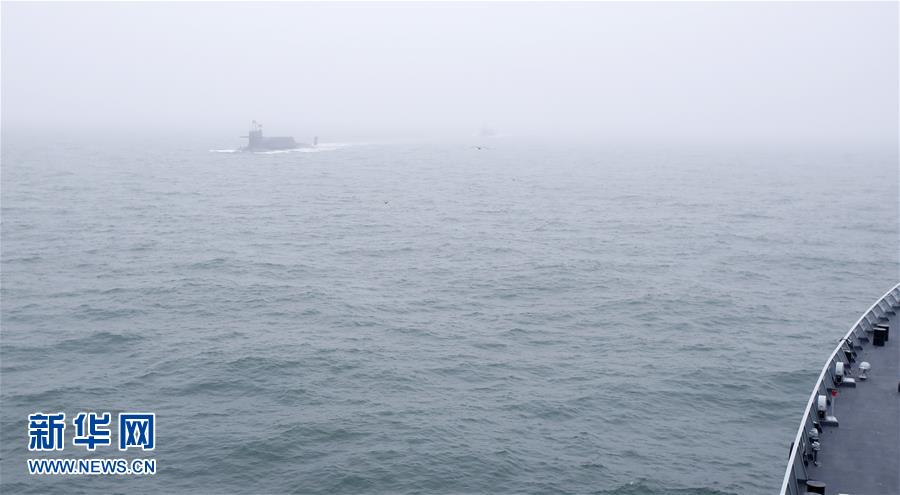 4月23日，庆祝中国人民解放军海军成立70周年海上阅兵活动在青岛附近海空域举行。这是中国某新型核潜艇接受检阅。新华社记者 李刚 摄