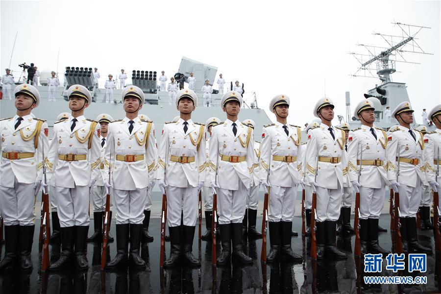 4月23日，庆祝人民海军成立70周年海上阅兵活动在青岛举行。这是中国人民解放军海军仪仗队列队。 新华社记者 李刚 摄