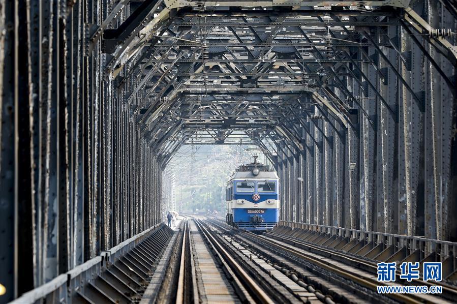 一台电气机车通过白沙沱长江大桥（4月23日摄）。 4月23日下午5点40分，随着重庆白沙沱长江大桥通行的最后一列客运列车顺利通过，这座“服役”了59年的重庆首座长江大桥进入“退役”倒计时。4月24日后，所有列车将改线经距白沙沱长江大桥约100米的新白沙沱长江特大桥通行，新桥“接力”老桥，运输能力将得到大幅提升。 白沙沱长江大桥于1958年开工，1960年通过首趟列车，是继武汉长江大桥之后的第二座长江大桥。 新华社记者 刘潺 摄