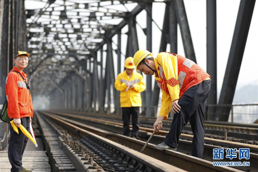 中国铁路成都局有限公司重庆工务段的巡检班组在白沙沱长江大桥上进行巡检作业（4月23日摄）。 4月23日下午5点40分，随着重庆白沙沱长江大桥通行的最后一列客运列车顺利通过，这座“服役”了59年的重庆首座长江大桥进入“退役”倒计时。4月24日后，所有列车将改线经距白沙沱长江大桥约100米的新白沙沱长江特大桥通行，新桥“接力”老桥，运输能力将得到大幅提升。 白沙沱长江大桥于1958年开工，1960年通过首趟列车，是继武汉长江大桥之后的第二座长江大桥。 新华社记者 刘潺 摄