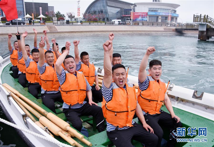 4月24日，中国海军代表队在获胜后庆祝。当日，中国人民解放军海军成立70周年多国海军活动舢板比赛在青岛奥林匹克帆船中心举行，8支来自各国的参赛队伍展开角逐，最终中国海军代表队获得冠军。 新华社记者 李紫恒 摄