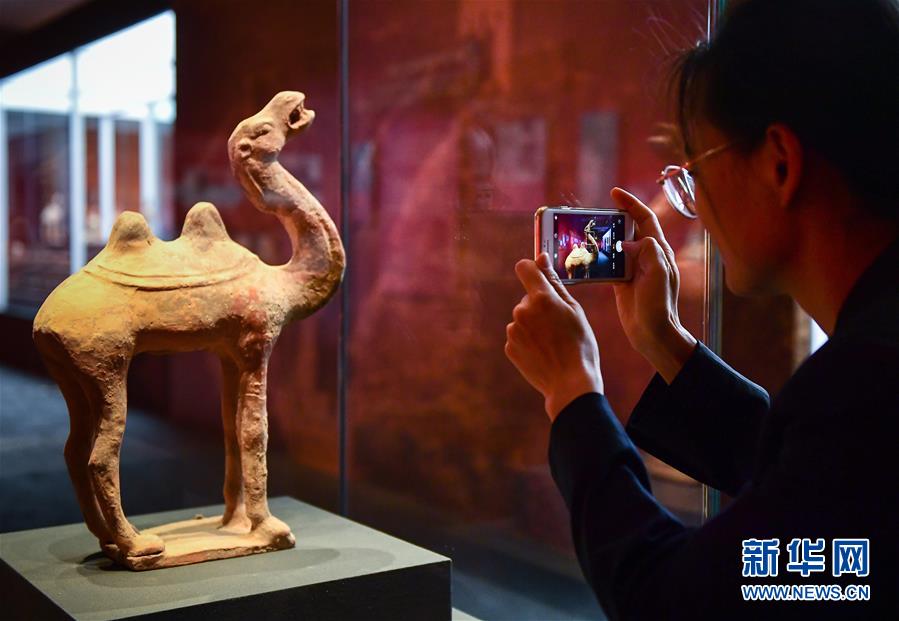4月24日，一位参观者在拍摄展出的文物。当日，“归来——意大利返还中国流失文物展”亮相中国国家博物馆，展出了700余件意大利返还中国的文物艺术品。 新华社记者 李贺 摄