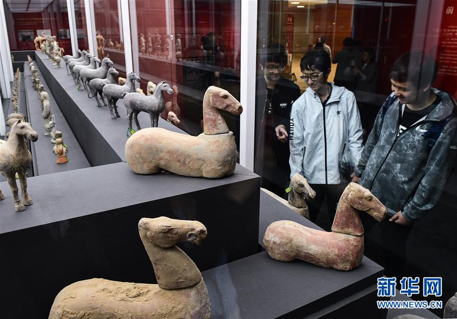 4月24日，观众在展柜前欣赏展出的文物。当日，“归来——意大利返还中国流失文物展”亮相中国国家博物馆，展出了700余件意大利返还中国的文物艺术品。 新华社记者 李贺 摄