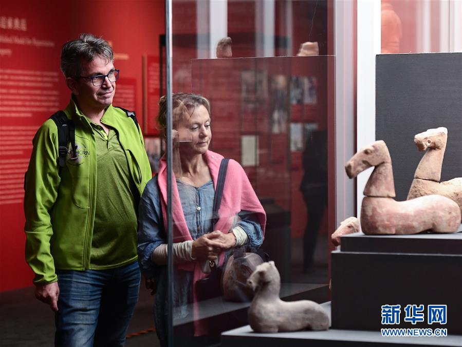 4月24日，两位外国游客在展柜前欣赏展出的文物。当日，“归来——意大利返还中国流失文物展”亮相中国国家博物馆，展出了700余件意大利返还中国的文物艺术品。 新华社记者 李贺 摄