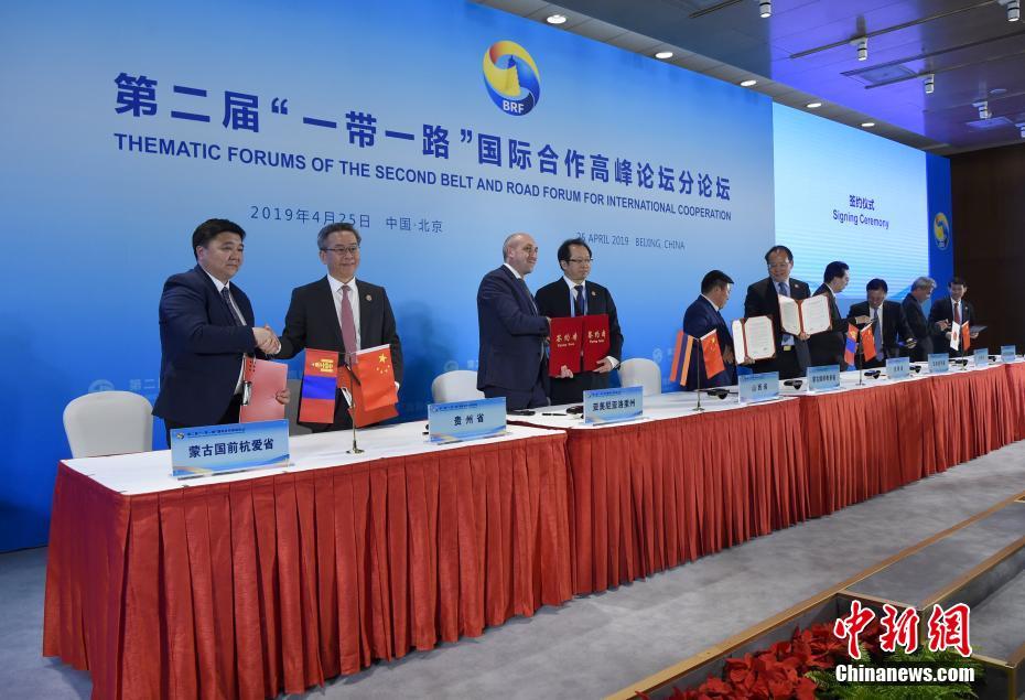 分论坛见证了14项中外地方合作协议的签署，涉及友城结好、人文交流、经贸合作等多个方面。中新社记者 侯宇 摄