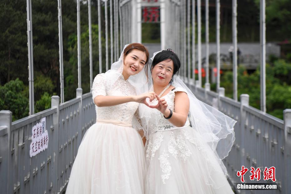 湖南长沙劳动者的高空婚纱照