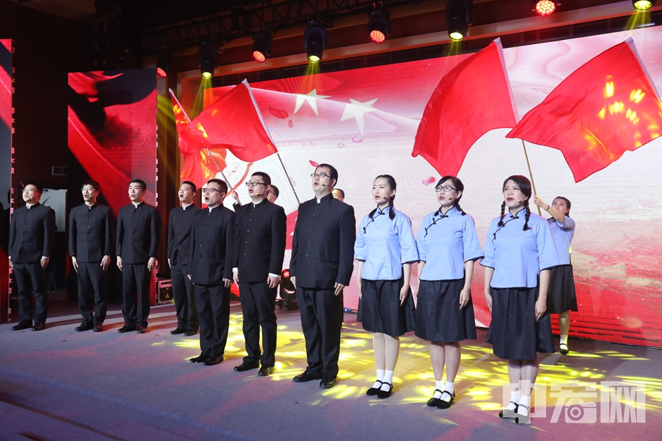 中宏网北京4月30日电(记者 富宇)今天,北京市委社会工委、北京市民政局纪念五四运动100周年“不忘初心 牢记使命”争做新时代担当作为好青年”青春故事汇主题活动在创享空间举行。各有关单位领导与青年代表欢聚一堂,共同庆祝第70个五四青年节。图为小合唱《迎风飘扬的旗》。