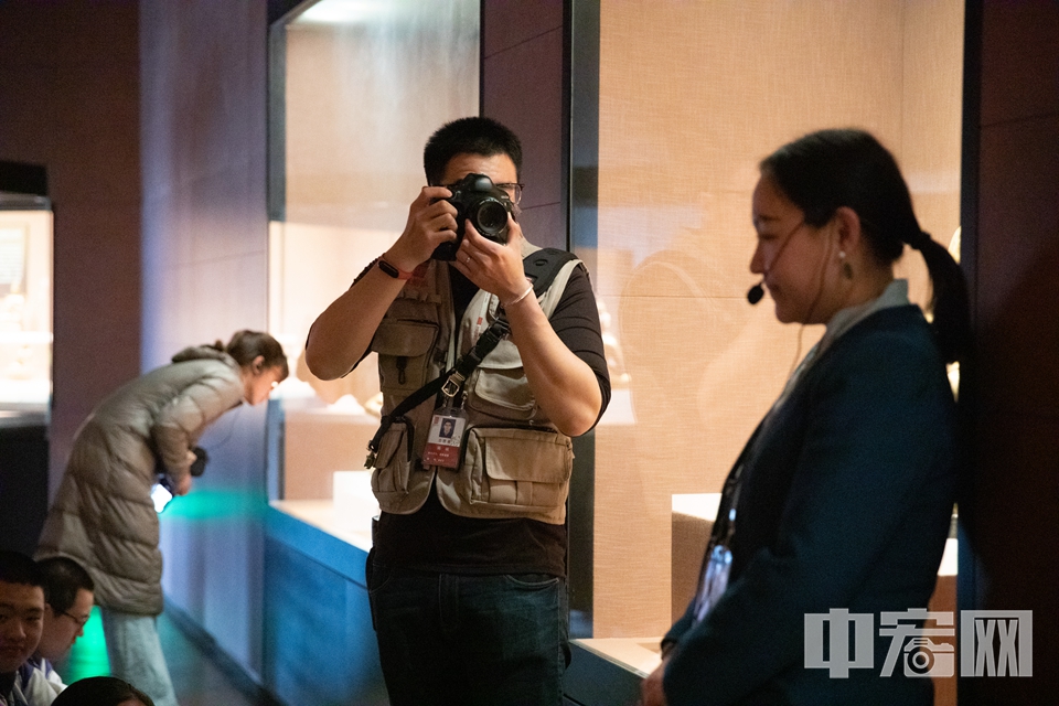 陈硕是首都博物馆的一名摄影志愿者，从事志愿工作的两年来，他用数千张照片记录了首博的每个角落，和大大小小的不同展陈。 中宏网记者 富宇 摄
