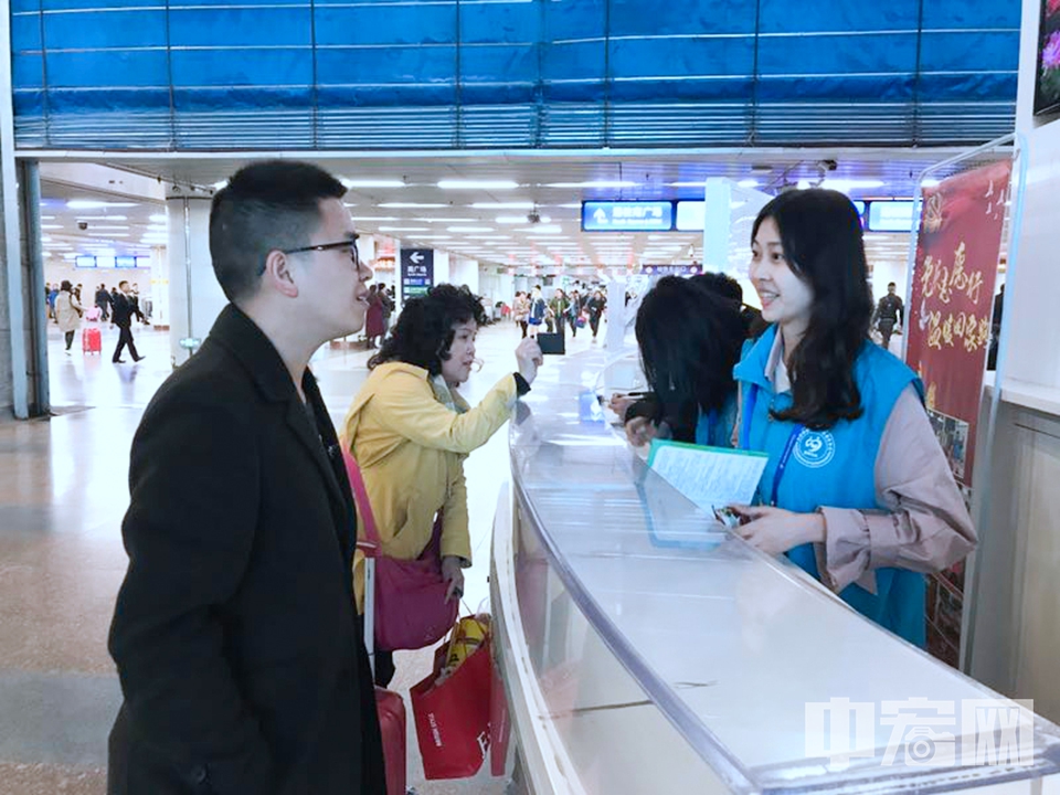 截至目前，已有近千人次参与到北京西站的志愿服务中。图为正在为旅客提供服务的大学生志愿者。 供图