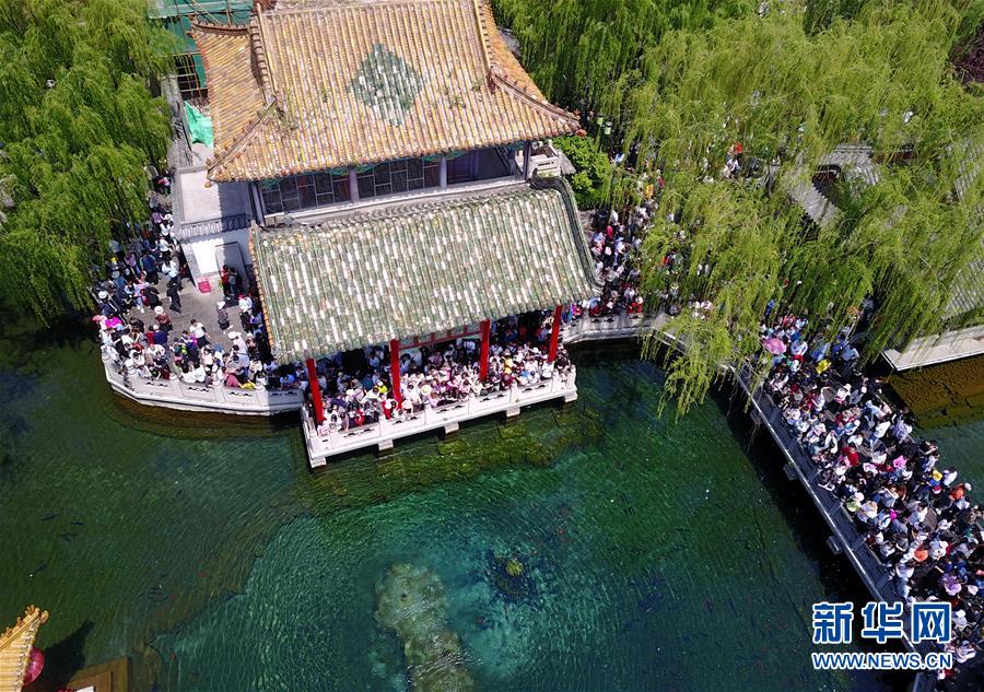 5月4日无人机拍摄的济南趵突泉景区。<br/>

　　2019年“五一”假日期间全国国内旅游接待总人数1.95亿人次，按可比口径增长13.7%；实现旅游收入1176.7亿元，按可比口径增长16.1%。