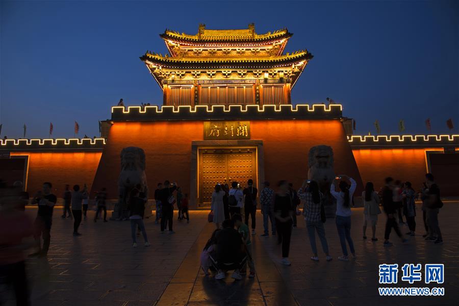 游客参观河南开封府景区夜景（5月2日摄）。 新华社发（程越峰 摄）