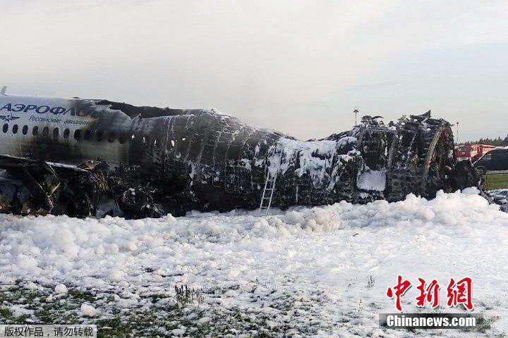 当地时间5月5日下午，俄罗斯一架苏霍伊超级喷射机100型客机在莫斯科谢列梅捷沃国际机场紧急迫降时，燃起熊熊大火，造成41人丧生，遇难者包括2名儿童在内的40名乘客，以及一名机组人员。 图片来源：中新网