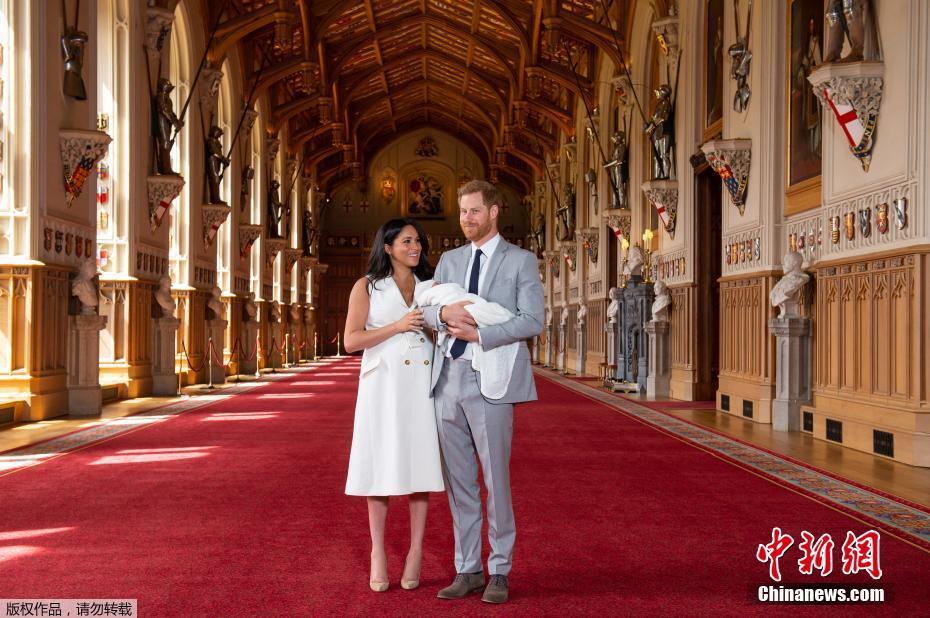 这对夫妇在温莎城堡的大厅里回答了媒体的几个问题。他们说，成为父母是一个“梦想”和“惊喜”，两人没有透露小王子的名字。 图片来源：中新网