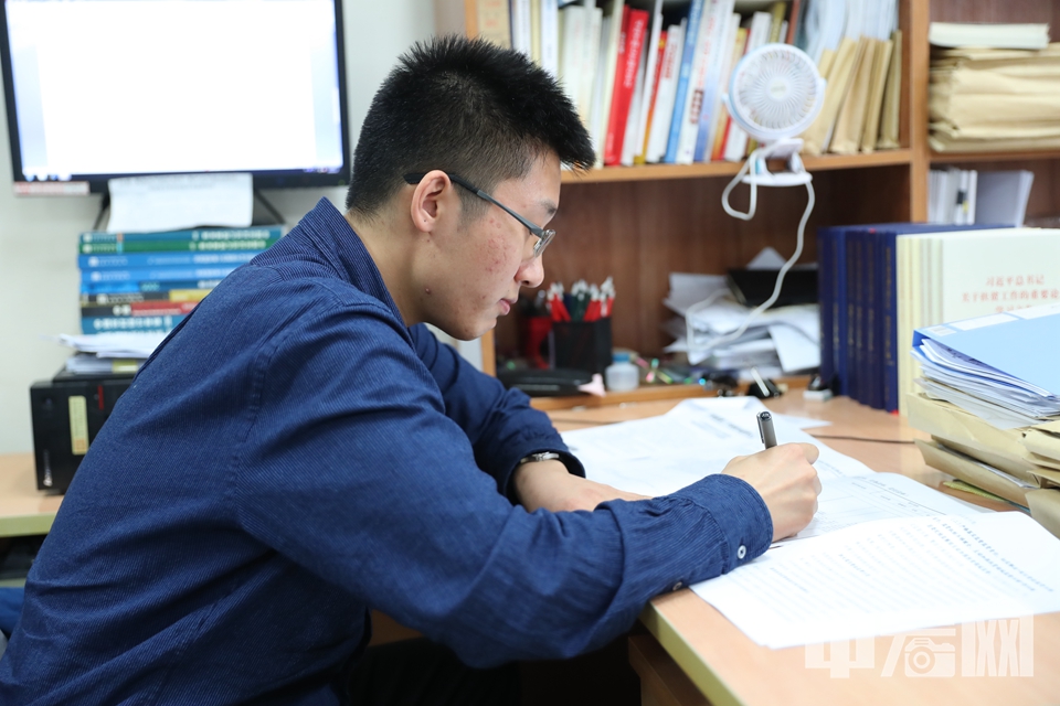 【振兴司李欣】<br/>
在国家发展改革委工作的几年中，李欣去过很多深度贫困地区，也探访了很多贫困家庭。他在内蒙古的安置房内喝过搬迁老人的奶茶，在云南边境的深山里听贫困群众讲过对未来生活的向往，也在西藏高寒山区的迁出村里看到过牧民对易地扶贫搬迁安置房期盼和感激的眼神。虽然当初放弃了高薪职位，但每次看到一排排崭新的搬迁安置房和一条条平整的通村道路，内心都会照进阳光。 中宏网记者 富宇 摄