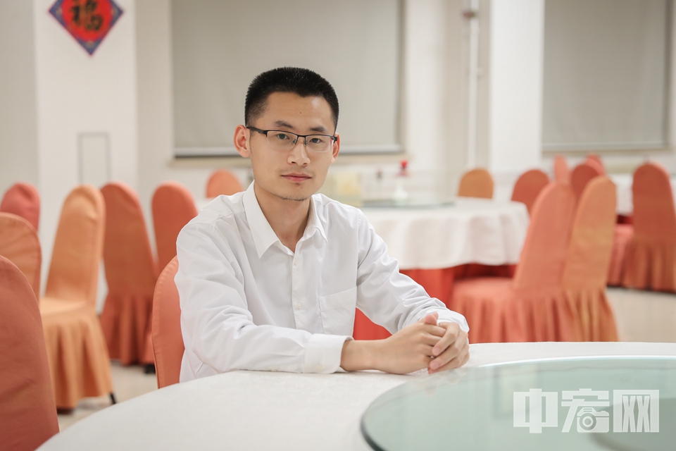 【规划司王政】<br/>
谈起对国家发展改革委的印象，王政说出了三个关键词，“发展”、“改革”和“国家”，他深知发改委责任重大，作为青年干部，他时常感到本领恐慌，每天都必须“跑起来”，不敢懈怠。<br/>
长时间高强度工作是王政的常态。每天8点上班，遇到有重要或紧急任务，加班到凌晨1、2点也很正常。每晚9点，月坛南街38号都一定是灯火通明。王政回忆，他曾经因为一个任务连续40多个小时没有休息。但再辛苦，不应付、不对付也是委里传承下来的工作素养。当看到一个重大规划政策的背后有自己一份微弱的贡献，看到自己的辛苦有成效，这种幸福感是轻松和高薪换不来的。 中宏网记者 富宇 摄
