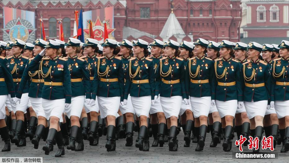 女兵方阵接受检阅。 图片来源：中新网