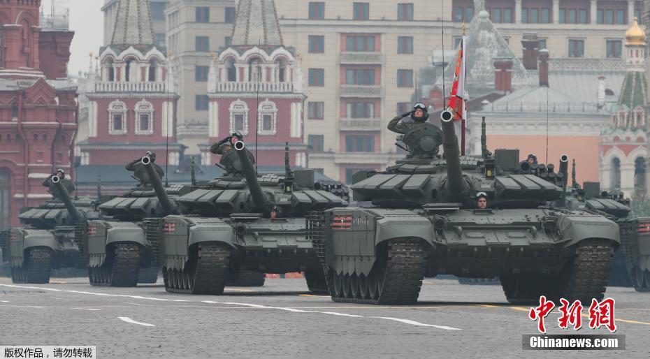 俄军坦克方阵接受检阅。 图片来源：中新网