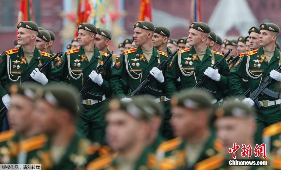 莫斯科红场举行一年一度的阅兵式，纪念卫国战争胜利74周年。 图片来源：中新网
