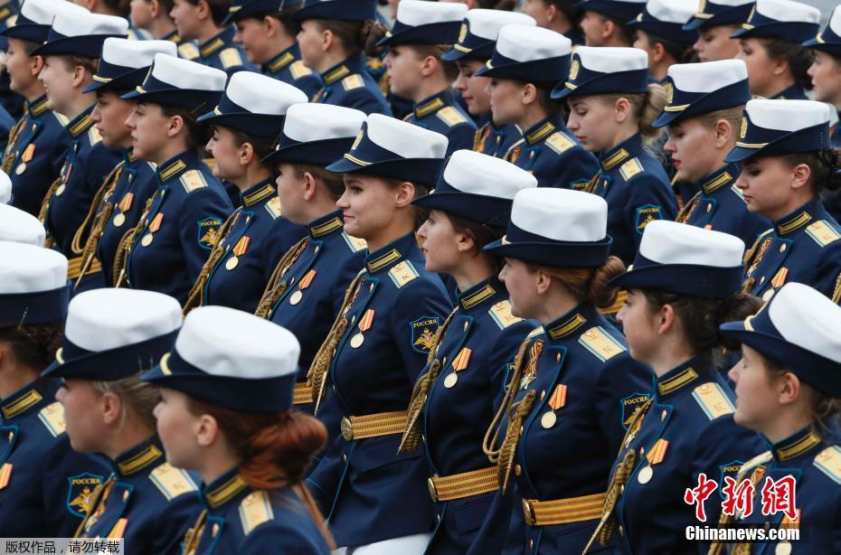 女兵方阵接受检阅。 图片来源：中新网