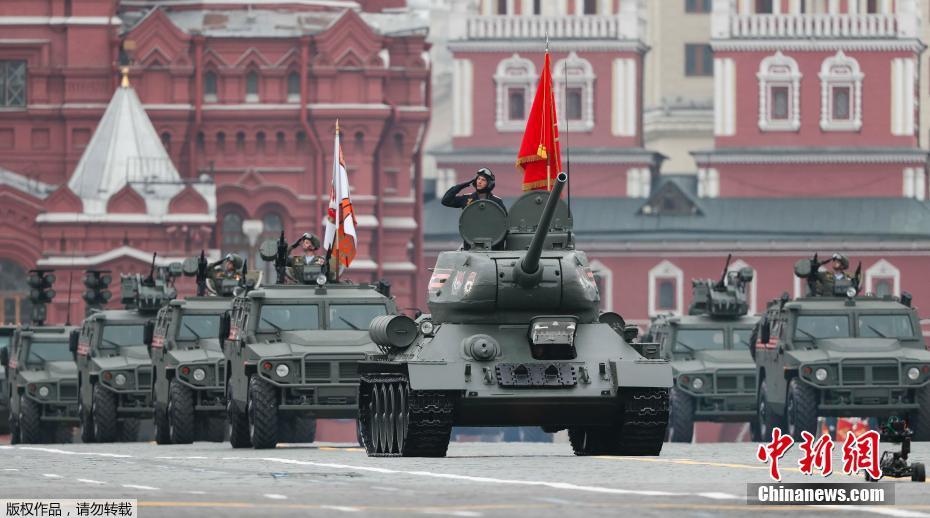 图为二战主力T-34坦克引导车辆入场。 图片来源：中新网