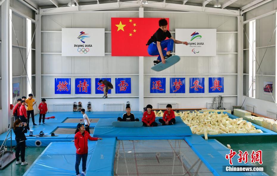 5月9日，在河北张家口宣化二中（张家口市青少年冬季奥林匹克运动学校），任该校单板U型冰雪项目的孙志峰教练（蓝帽）正在指导学生训练。据了解，2015年，张家口市青少年冬季奥林匹克运动学校在宣化第二中学正式挂牌成立，是全国第一所体教结合的冬奥专业学校。中新社记者 翟羽佳 摄