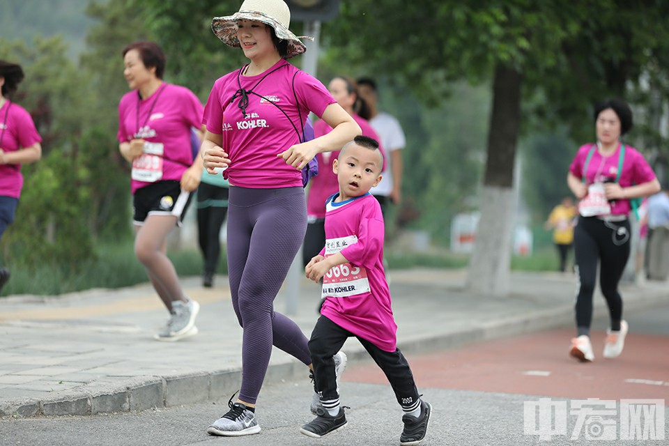5月12日，2019北京长城马拉松，参加迷你马拉松的小选手。
