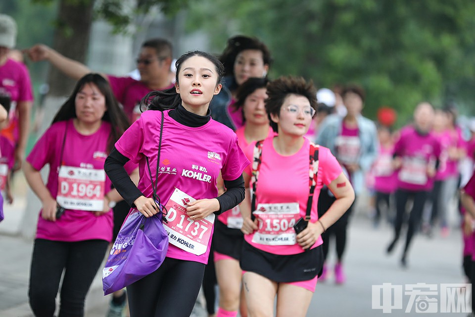 5月12日，2019北京长城马拉松，比赛瞬间。