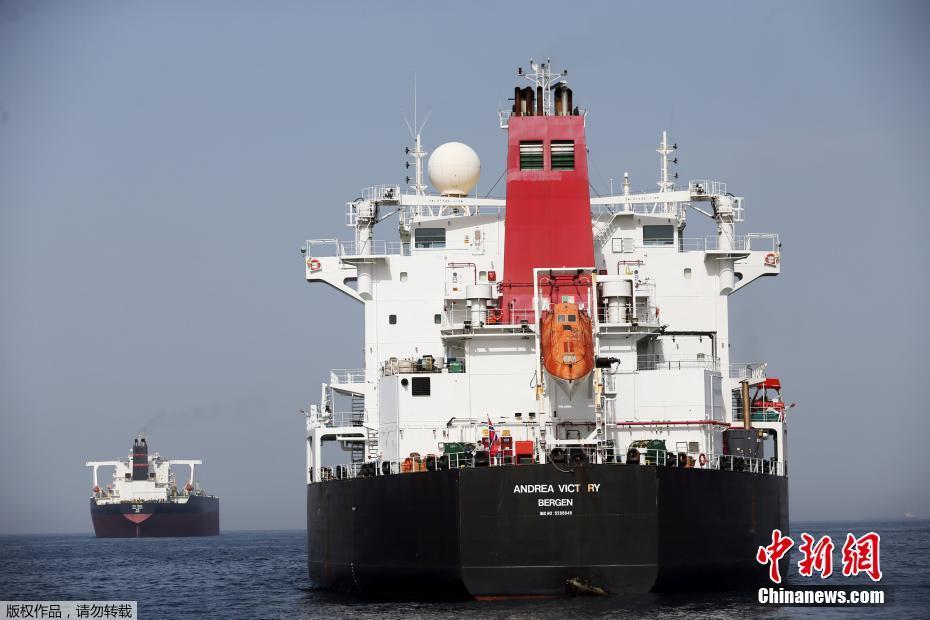 当地时间5月12日，包括两艘沙特油轮在内的4艘商船，在阿联酋附近海域遇袭。这一系列事件没有造成人员伤亡或原油泄漏，目前尚不清楚袭击的动机。沙特政府警告，攻击者的目的是破坏航运自由和全球原油供应安全。 图片来源：中新网