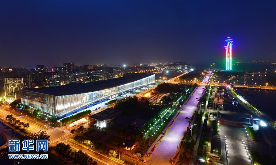 5月14日,国家会议中心和奥林匹克塔交相辉映。 当晚,一场“空间光影秀”在北京上演。 新华社记者 李贺 摄