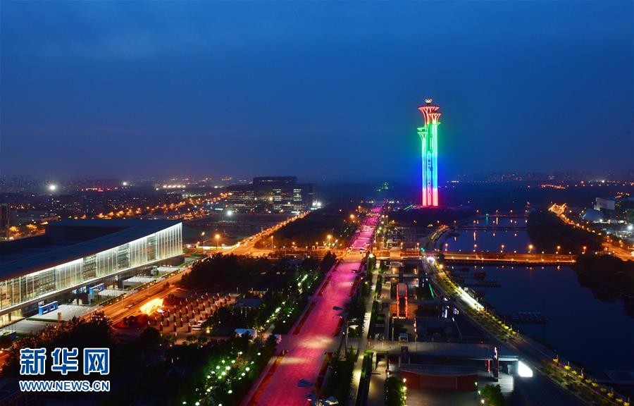 奥林匹克塔灯光璀璨（5月14日摄）。 新华社记者 李贺 摄