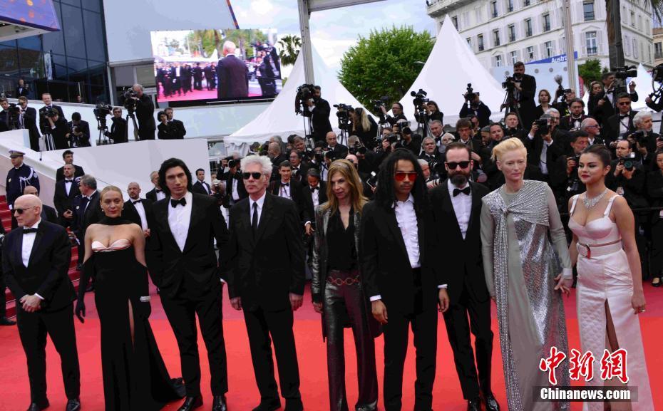第72届戛纳电影节开幕电影《丧尸未逝》主创人员亮相开幕式红毯，包括导演贾木许（右四）、演员蒂尔达·斯文顿（右二）、赛琳娜·戈麦斯（右一）等。 中新社记者 李洋 摄