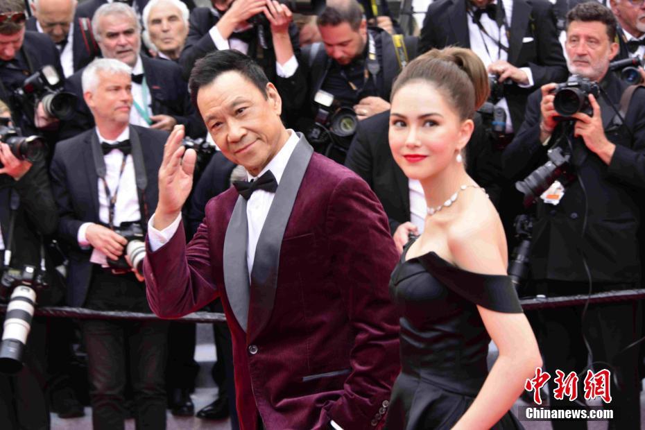 知名演员王学圻、昆凌亮相第72届戛纳电影节开幕式红毯。 中新社记者 李洋 摄