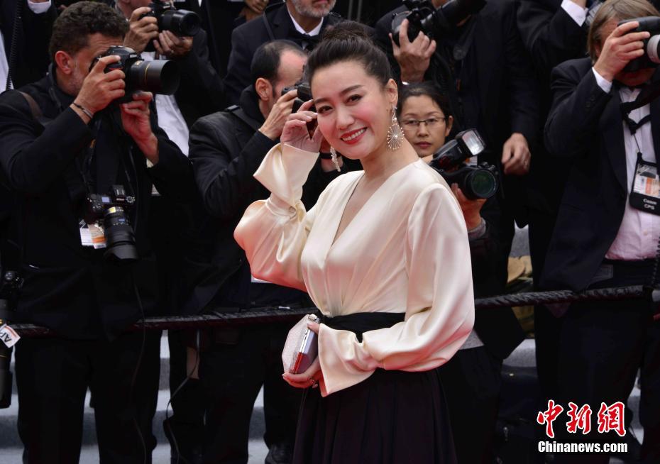 歌唱家谭晶亮相第72届戛纳电影节开幕式红毯。 中新社记者 李洋 摄