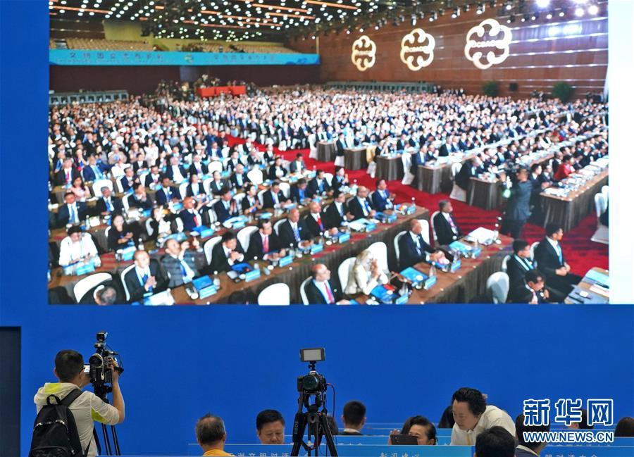 5月15日，媒体记者在大会新闻中心关注开幕式。 当日，亚洲文明对话大会开幕式在北京国家会议中心举行。 新华社记者 沈伯韩 摄 图片来源：新华网