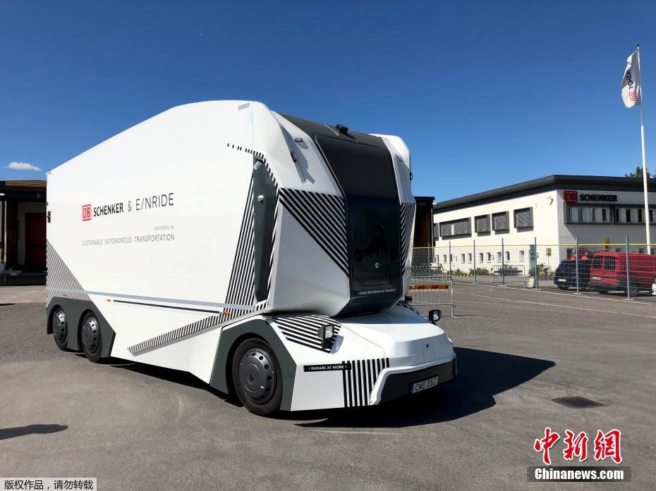 当地时间5月15日，车头形似星球大战头盔的无人驾驶电动卡车在瑞典延雪平上路，投入日常送货当中。开发商Einride和客户物流公司DB Schenker称其为世界第一例。 图片来源：中新网