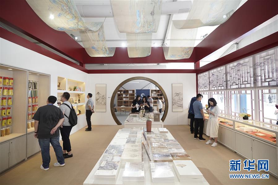 5月16日，观众在故宫博物院展台参观。 当日，由中华人民共和国文化和旅游部主办的亚洲文化旅游展在北京开幕。 新华社记者 才扬 摄