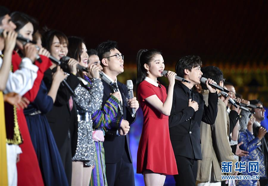 5月16日，演员在启动仪式上表演。 当日，亚洲影视周启动仪式在北京市劳动人民文化宫举行。作为亚洲文明对话大会的系列活动之一，亚洲影视周将举办电影大师对话、亚洲电影展、亚洲电影制片人论坛、亚洲优秀电视节目展映互播等活动。 新华社记者 殷博古 摄