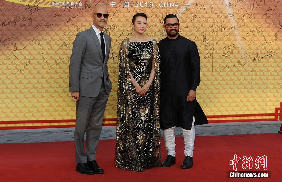 章子怡与印度影星阿米尔汗一同走上红毯。中新网记者 李骏 摄
