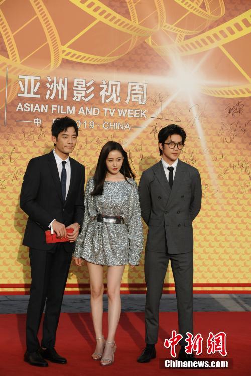 李光洁、张天爱、屈楚萧（从左至右）亮相红毯。中新网记者 李骏 摄