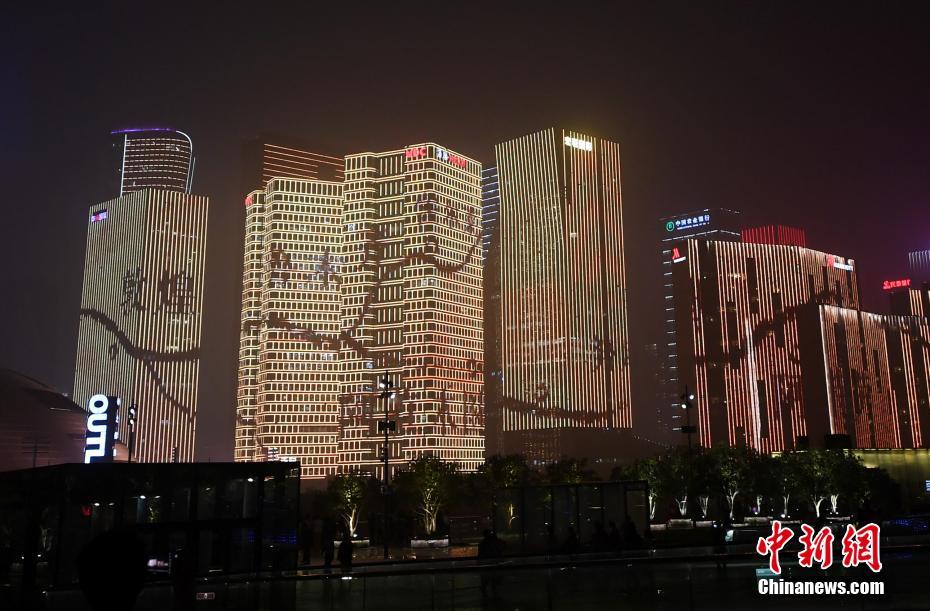 杭州灯光秀显示“一带一路”图形。中新社记者 王刚 摄