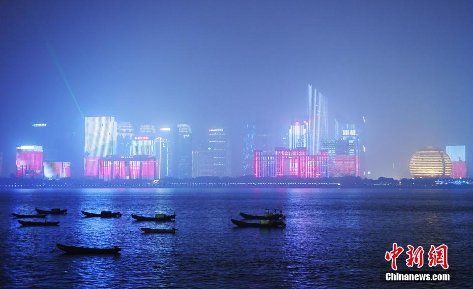 钱塘江畔上演绚丽灯光秀。 中新社记者 王刚 摄
